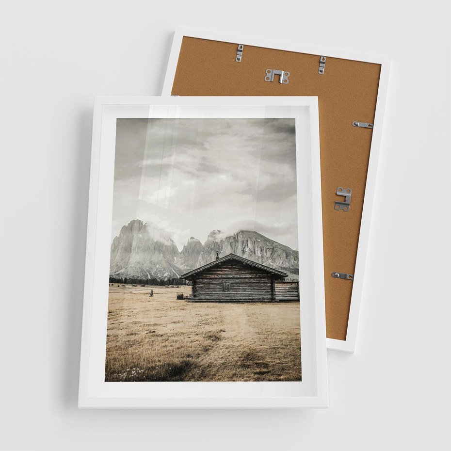 Plakat w ramie 50x70 - Surowa Przestrzeń i Górski Ustronny Azyl - chatka w górach, góry - rama biała