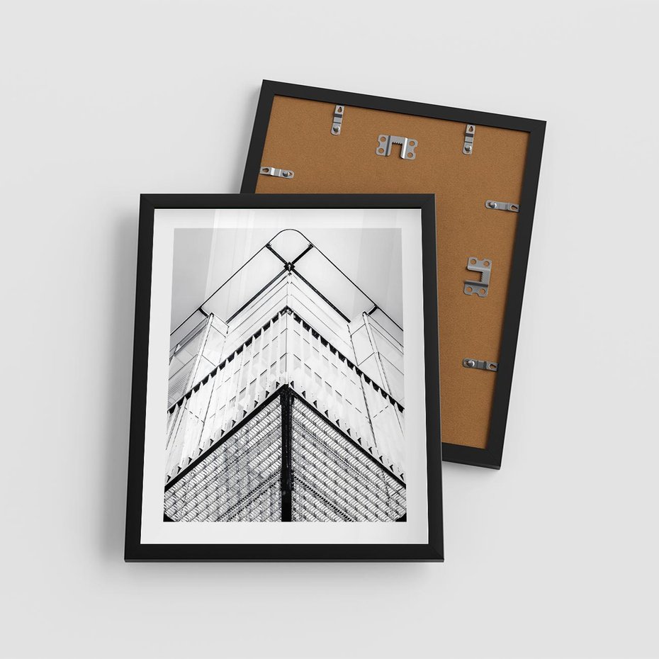 Plakat w ramie 40x50 - Elegancja Współczesnej Architektury: Wieżowiec w Monochromii - nowoczesna architektura, czarno biała fotografia - rama czarna