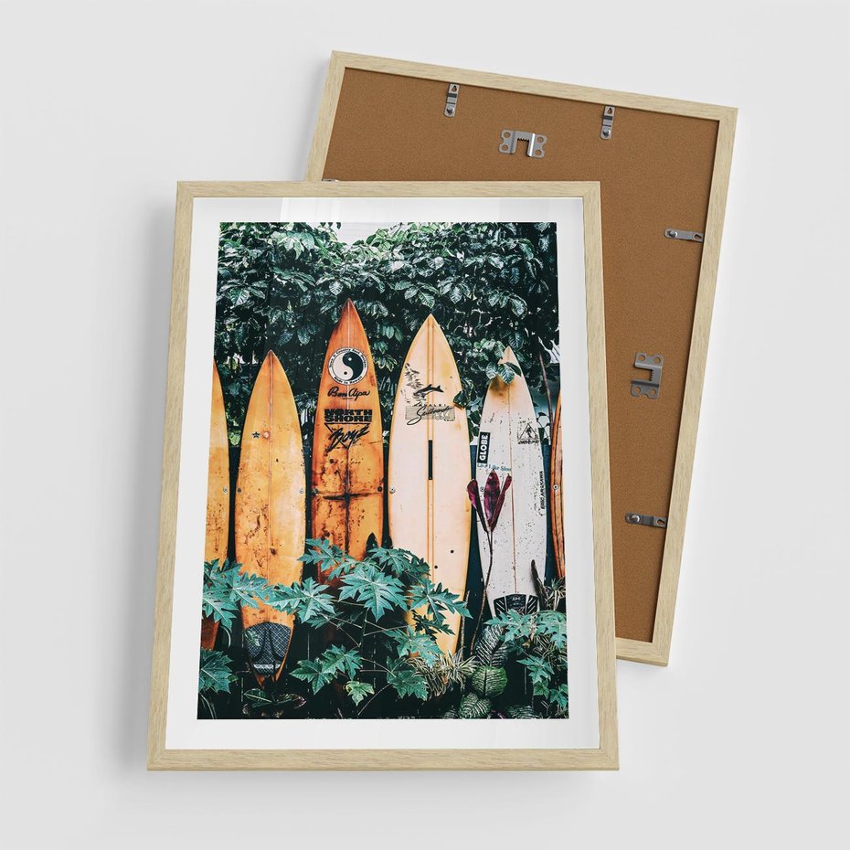 Plakat w ramie 50x70 - Surfowanie w Harmonii z Naturą - deski surfingowe, oparte o rośliny - rama drewno