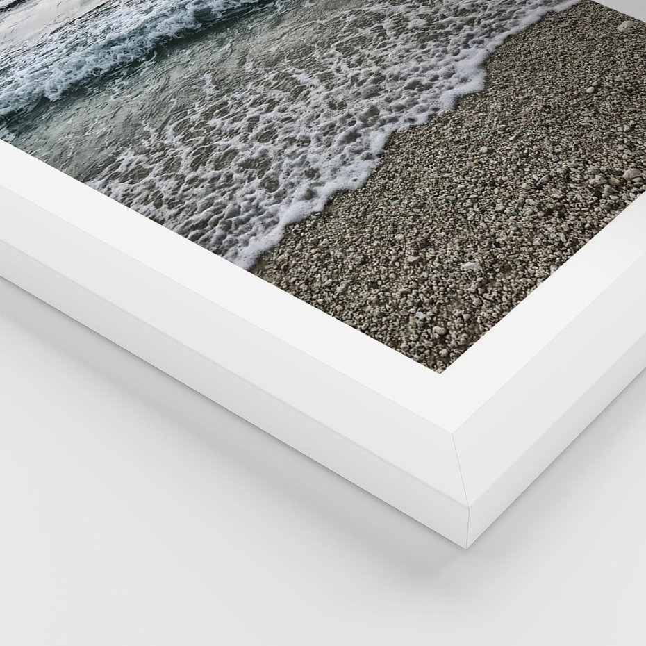 Plakat w ramie 50x70 - Spokojna Plaża - plaża, żwirek - rama biała