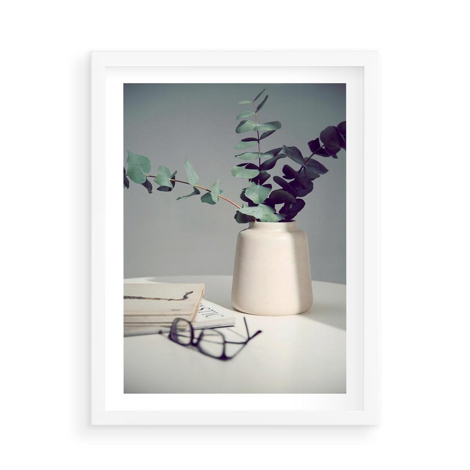 Plakat w ramie 50x70 - Eukaliptusowa Cisza - kompozycja, liście eukaliptusa w wazonie - rama biała