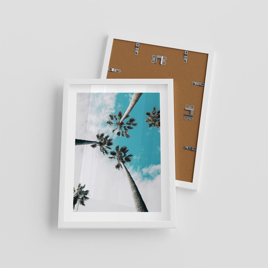 Plakat w ramie 30x40 - Palmy w Gorącym Niebie - palmy, ujęcie z dołu - rama biała
