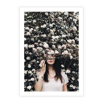 Plakat bez ramy 30x40 - Kobieta w Krzewie Kwiatów - krzak z kwiatami, schowana za nim kobieta