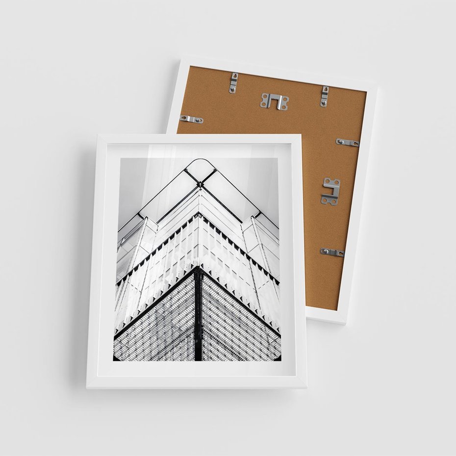 Plakat w ramie 40x50 - Elegancja Współczesnej Architektury: Wieżowiec w Monochromii - nowoczesna architektura, czarno biała fotografia - rama biała