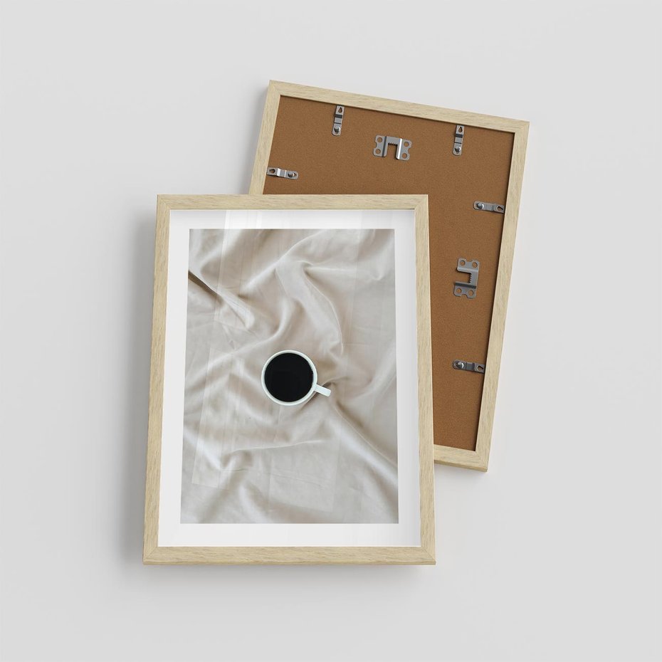 Plakat w ramie 30x40 - Poranek z Kawą - kawa filiżanka w białej pościeli - rama drewno