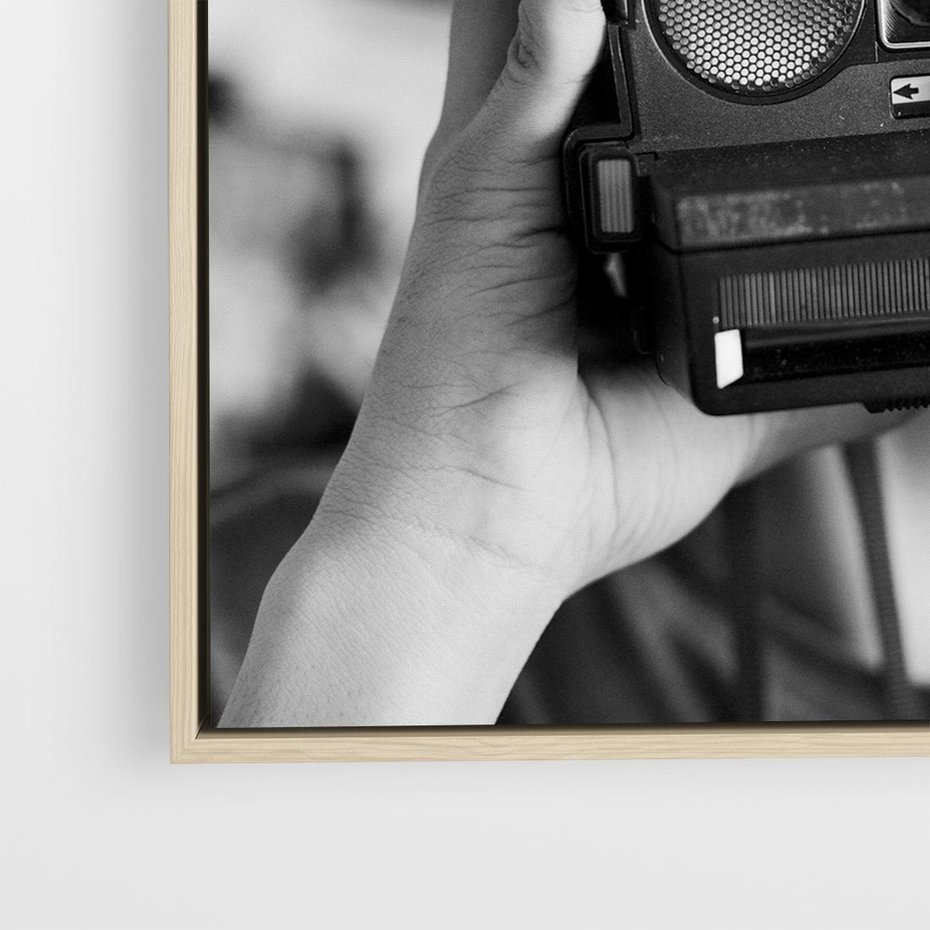 Obraz w ramie 80x80 - Mężczyzna za Aparatem - czarno białe zdjęcie, portret - rama drewno