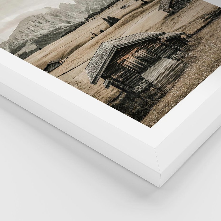 Plakat w ramie 50x70 - Klasyczny Urok Górskich Domków - domki, w górach - rama biała