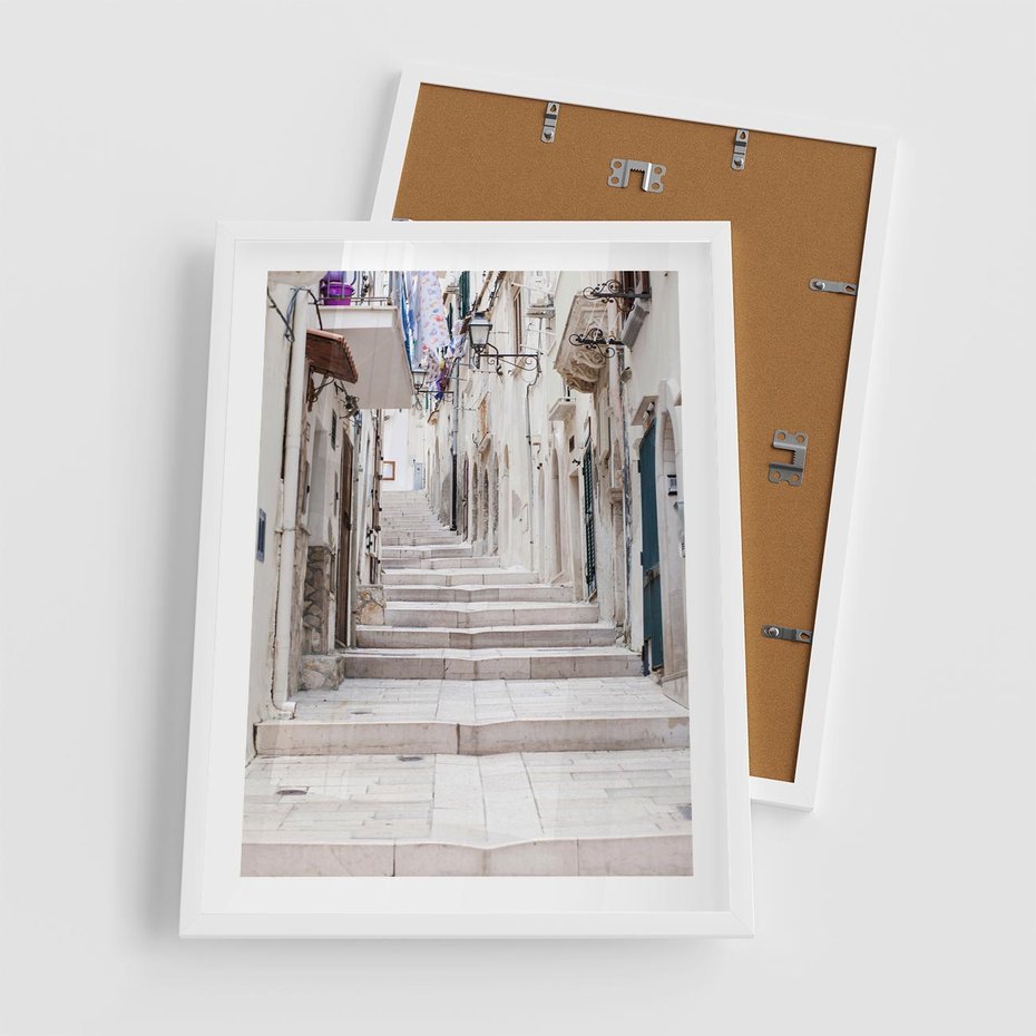 Plakat w ramie 50x70 - Urokliwa uliczka w perspektywie - uliczka, perspektywa - rama biała