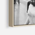 Obraz w ramie 50x50 - Letnia Młodość - nowoczesna fotografia, czarno biała - rama drewno