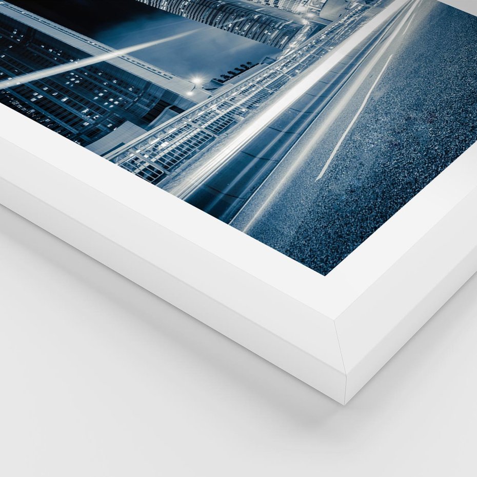 Plakat w ramie 50x70 - Nocne pejzaże miasta - miasto, nocą - rama biała