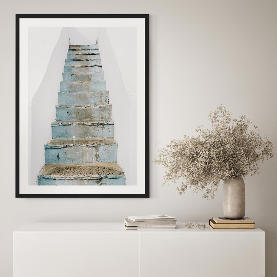 Plakat w ramie 30x40 - Niebieskie Schody Santorini - stare kamienne schody, niebieskie schody - rama czarna