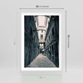 Plakat w ramie 50x70 - Odkryj tajemnice miasta - uliczka, perspektywa - rama biała