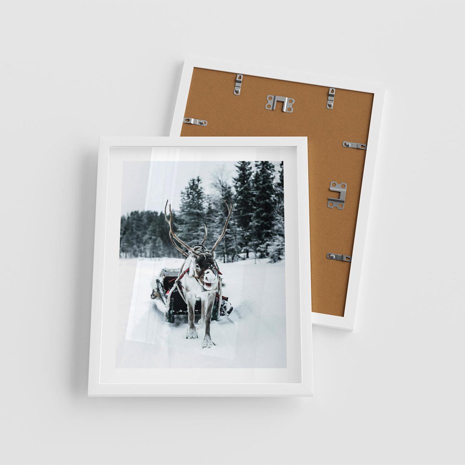 Plakat w ramie 40x50 - Świąteczna Przygoda - renifer, śnieg - rama biała