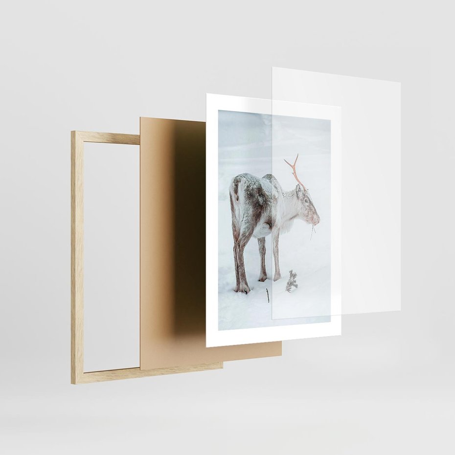 Plakat w ramie 30x40 - Magia Świąt - renifer na śniegu, śnieg - rama drewno