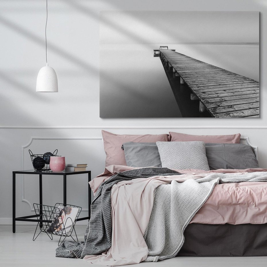 Obraz na płótnie 70x50 - Mglista Perspektywa - czarno biała fotografia, drewniany pomost na jeziorze