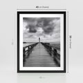 Plakat w ramie 40x50 - Romantyczny pomost z latarnią - pomost, latarnia - rama czarna