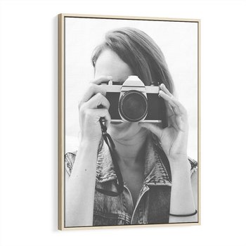 Obraz w ramie 80x120 - Zrób mi Zdjęcie - fotografia, kobieta z aparatem - rama drewno
