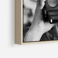 Obraz w ramie 50x50 - Mężczyzna za Aparatem - czarno białe zdjęcie, portret - rama drewno
