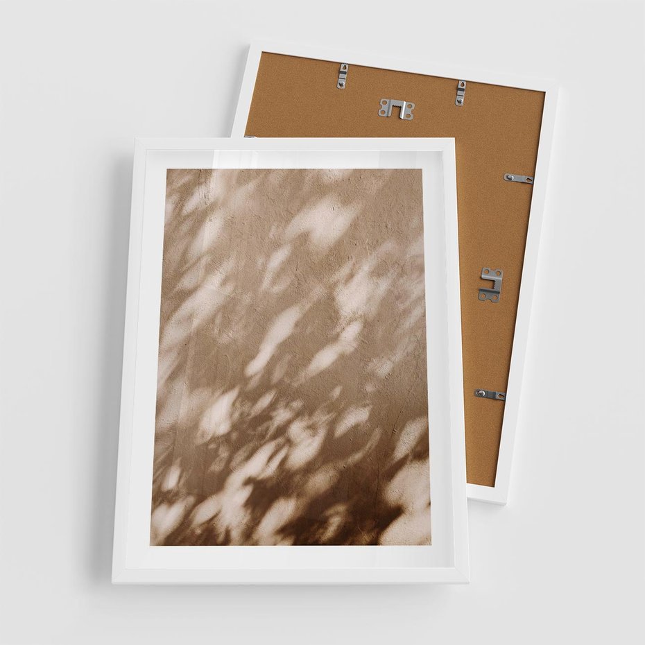 Plakat w ramie 50x70 - Abstrakcyjna Kompozycja: Cień na Ścianie - cień na ścianie, beżowe kolory - rama biała