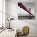 Obraz w ramie 80x80 - Majestatyczny Most - czarno biała fotografia, czerwony stalowy most nad rzeką - rama drewno