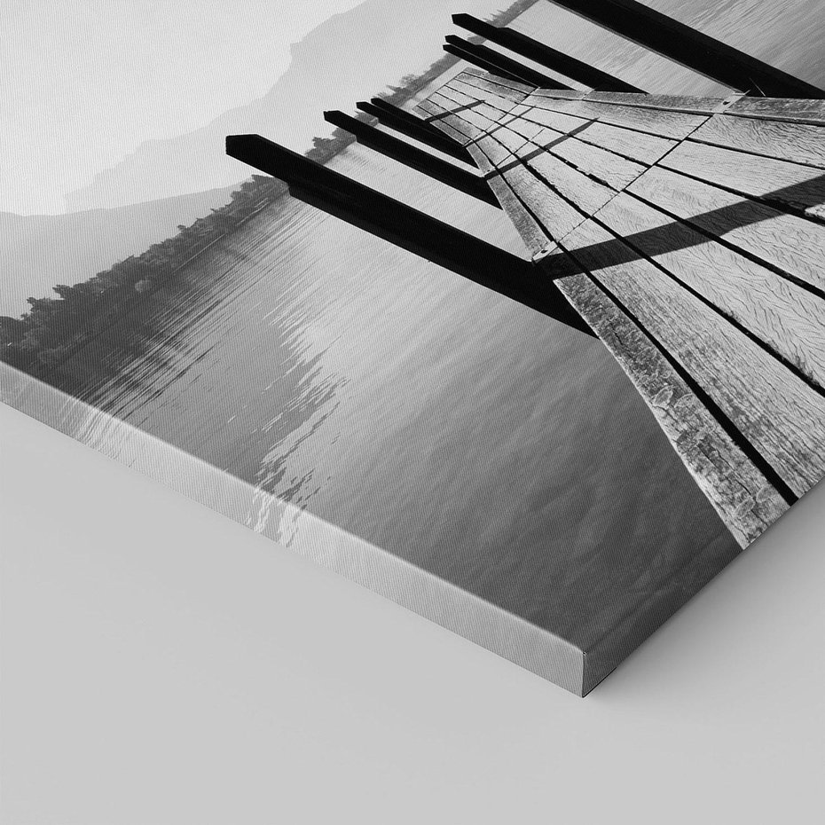 Obraz na płótnie 70x70 - Spokojna Przystań - czarno biała fotografia, drewniany pomost na jeziorze