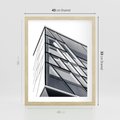 Plakat w ramie 40x50 - Architektura Przyszłości: Czarno-Białe Ujęcie - nowoczesna architektura, czarno białe zdjęcie - rama drewno