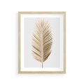 Plakat w ramie 30x40 - Złoty blask palmowego liścia - złota, palma - rama drewno