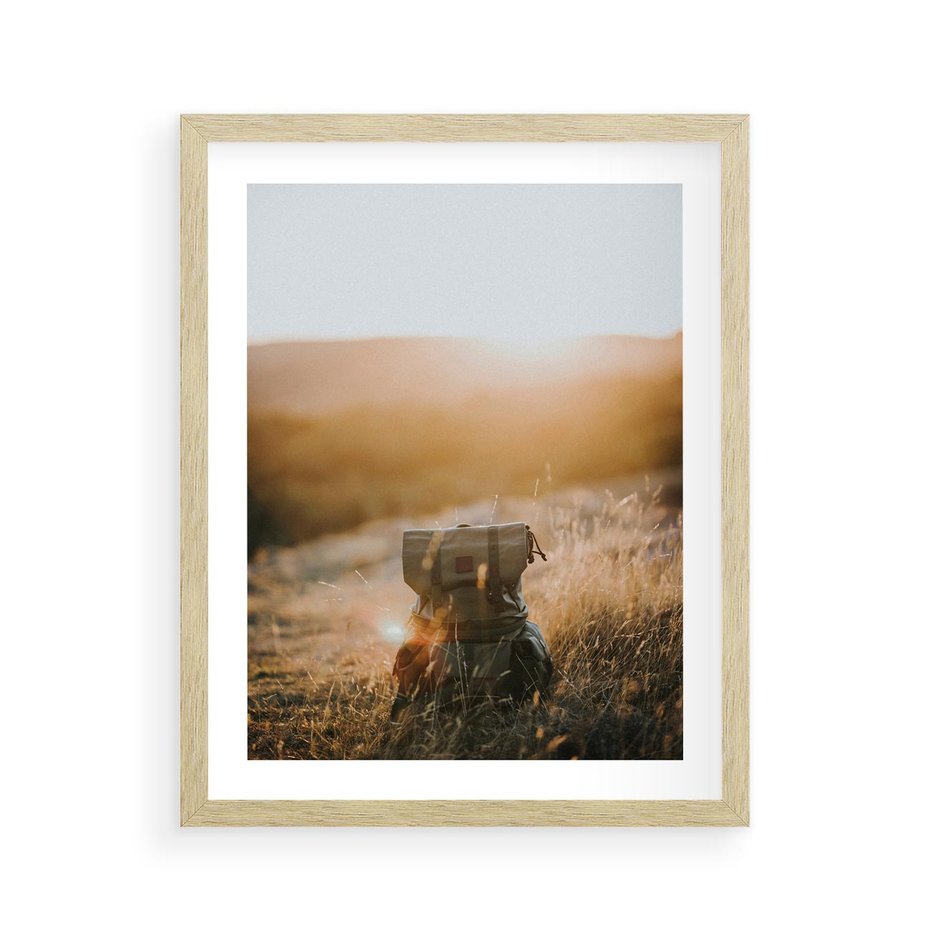 Plakat w ramie 40x50 - Podróżniczy bukiet na łące - plecak, podróż - rama drewno