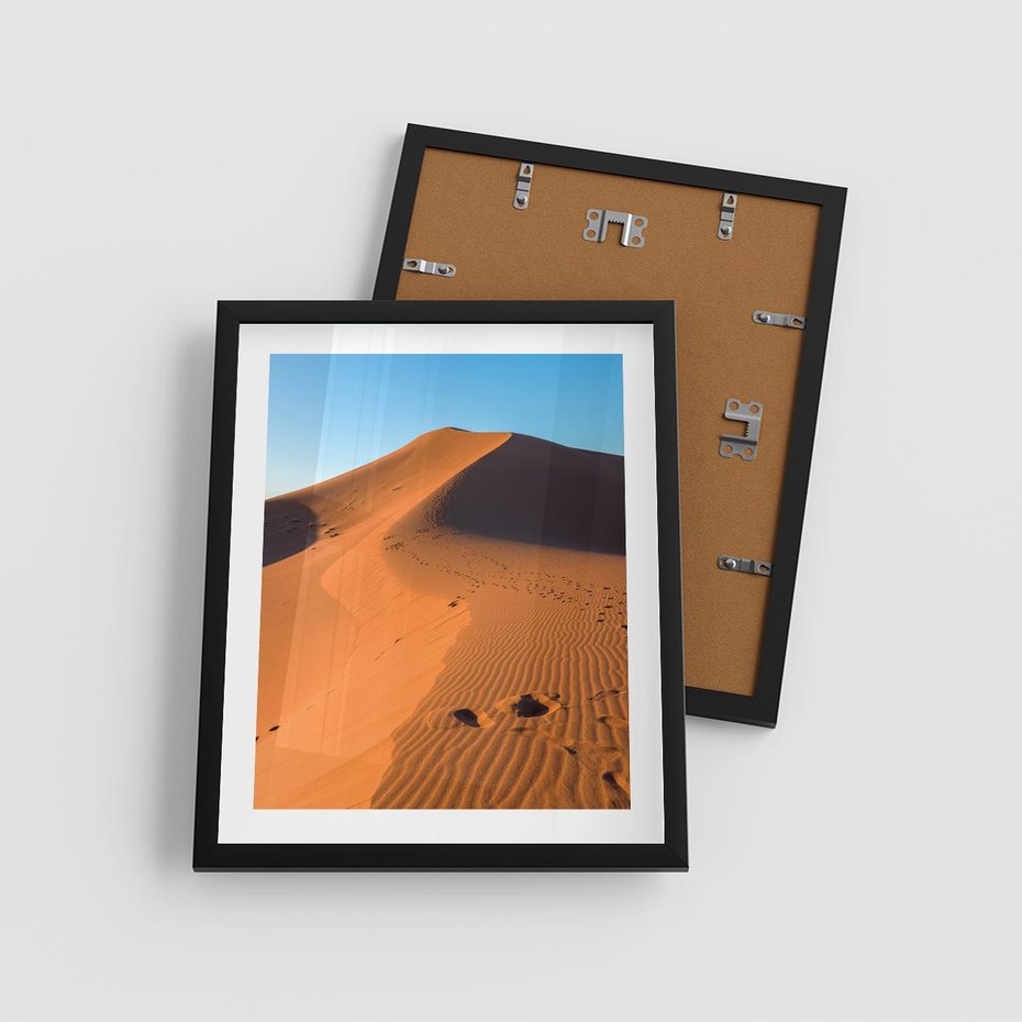 Plakat w ramie 40x50 - Piasek pustyni wędruje - pustynia, piasek - rama czarna