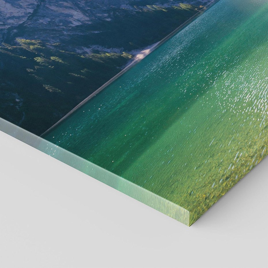 Obraz na płótnie 100x50 - Wzgórza i Jezioro: Urok Górskiej Przyrody - góry, jezioro