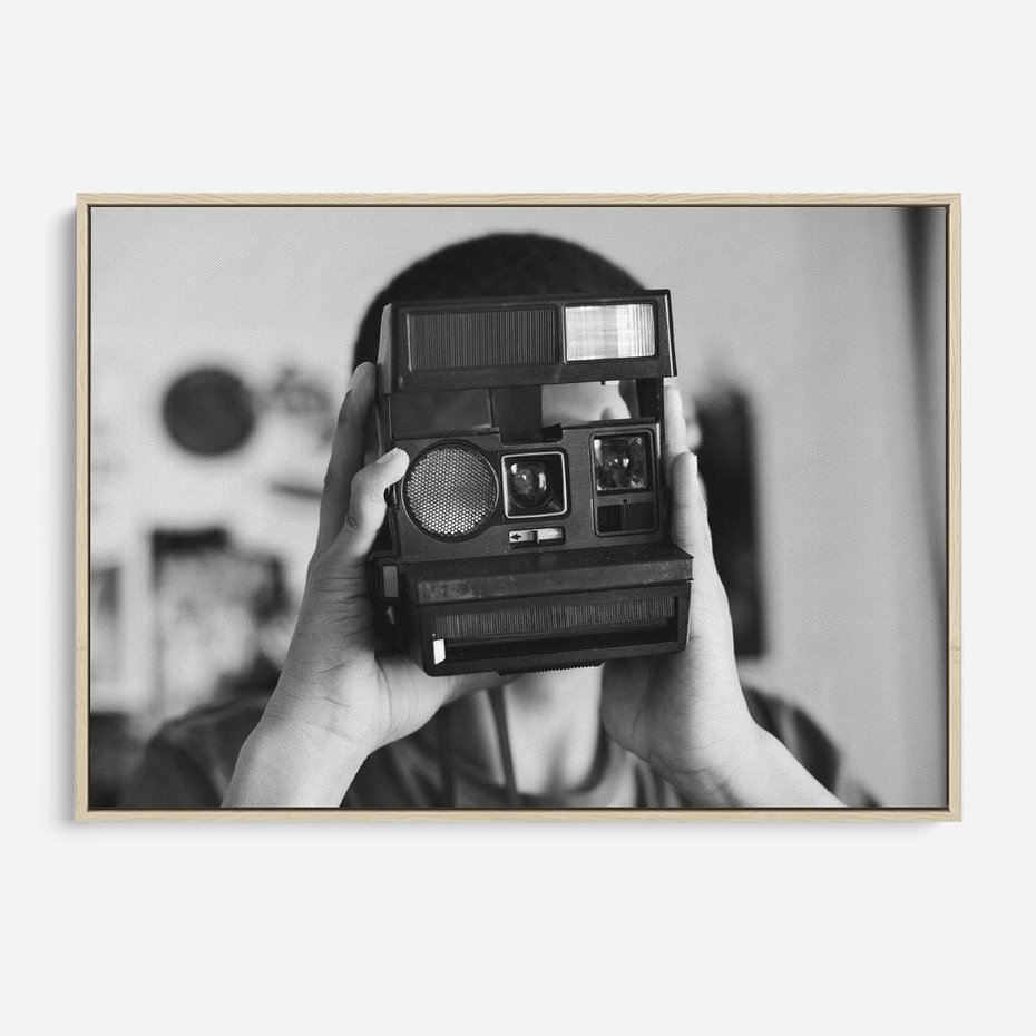 Obraz w ramie 70x50 - Mężczyzna za Aparatem - czarno białe zdjęcie, portret - rama drewno