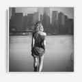 Obraz w ramie 50x50 - Kapiel w Mieście - czarno białe zdjęcie, kobieta wchodzi do wody - rama biała