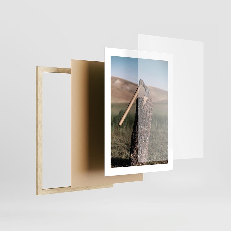 Plakat w ramie 30x40 - Rustykalna Praktyczność: Fotografia Siekiery - rustykalna fotografia, siekiera wbita w pieniek - rama drewno