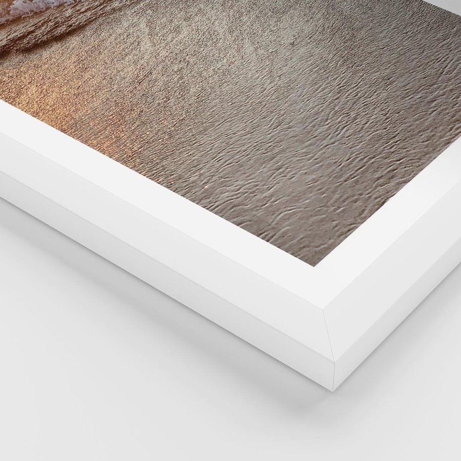 Plakat w ramie 30x40 - Spokój Morza: Fale na Plaży - fale, morze - rama biała