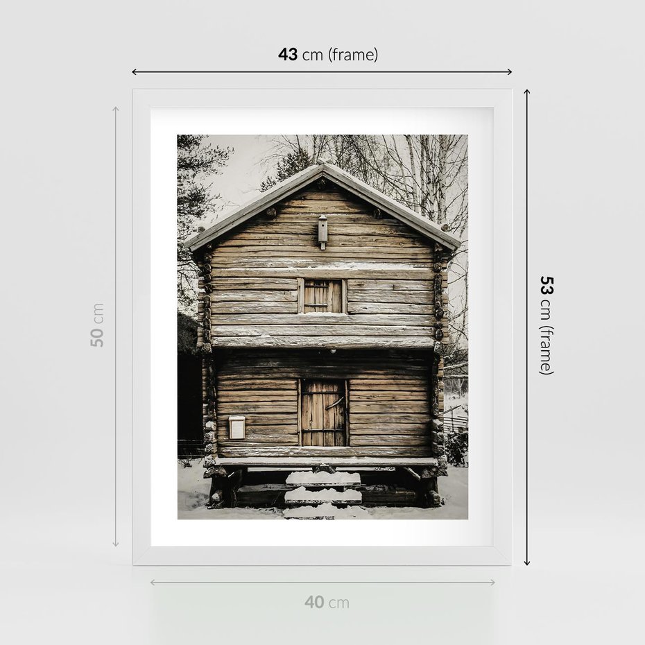 Plakat w ramie 40x50 - Stary Drewniany Dom w Śniegu - stary drewniany dom, zima - rama biała