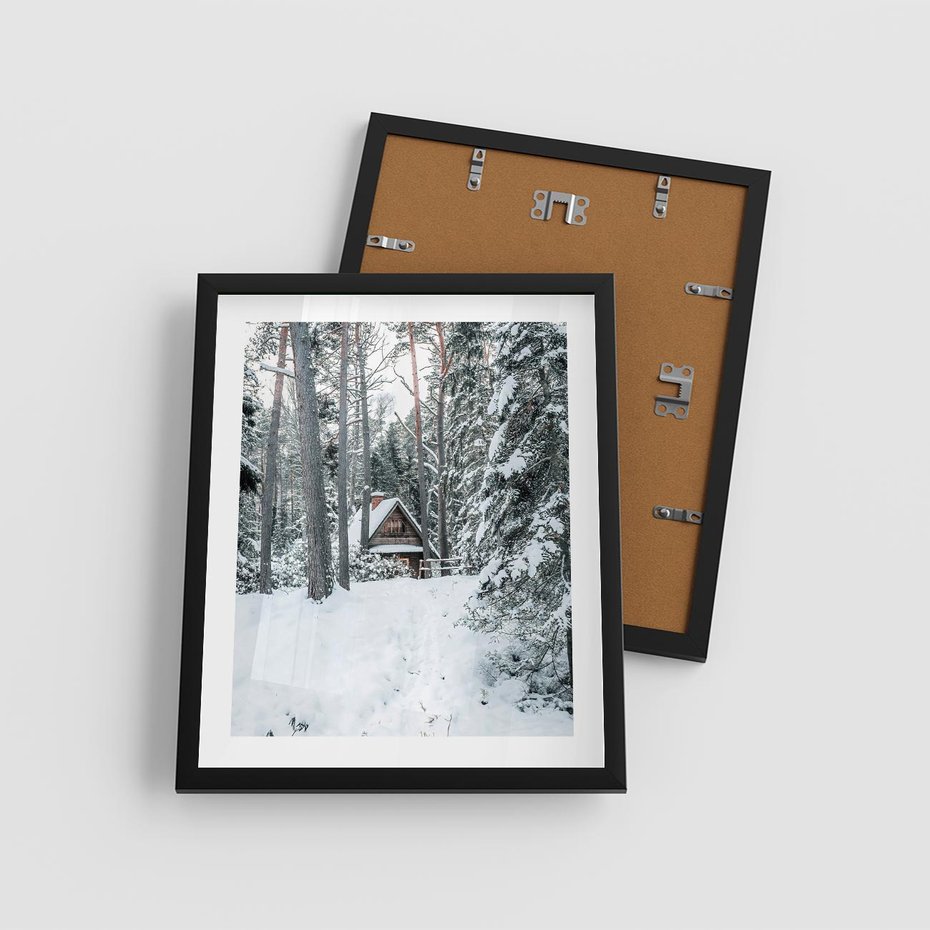 Plakat w ramie 40x50 - Spokój Zimowej Przygody w Lesie - domek w górach w lesie, zima - rama czarna