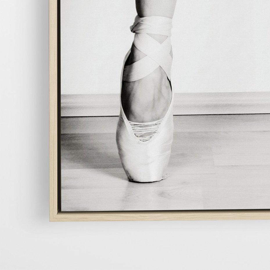 Obraz w ramie 80x120 - Tańcząca Delikatność - artystyczne zdjęcie, odcienie szarości - rama drewno