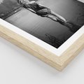 Plakat w ramie 50x70 - Kapiel w Mieście - czarno białe zdjęcie, kobieta wchodzi do wody - rama drewno