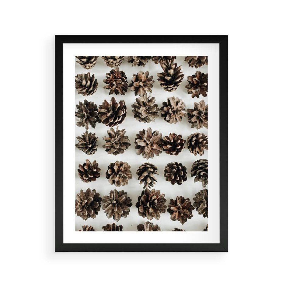 Plakat w ramie 40x50 - Jesienna Tekstura - kompozycja z suchych szyszek, jesienne szyszki - rama czarna