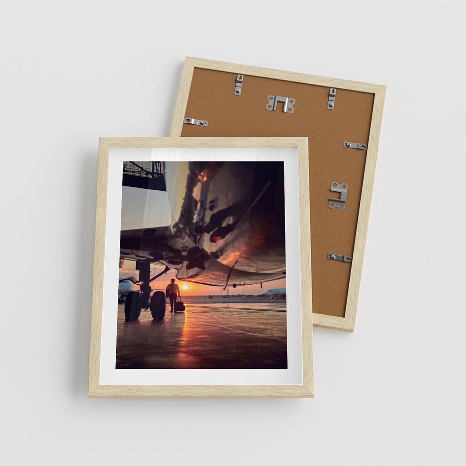 Plakat w ramie 40x50 - Podróż ku Zachodzącemu Słońcu - samolot, scena na lotnisku - rama drewno
