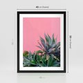 Plakat w ramie 40x50 - Tropikalne Liście na Różowej Ścianie - różowa ściana, tropikalne liście na jej tle - rama czarna