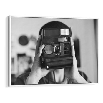 Obraz w ramie 120x80 - Mężczyzna za Aparatem - czarno białe zdjęcie, portret - rama biała