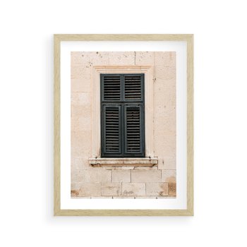 Plakat w ramie 50x70 - Urok Starego Okna z Zielonymi Okiennicami - stare okno, kamienica - rama drewno