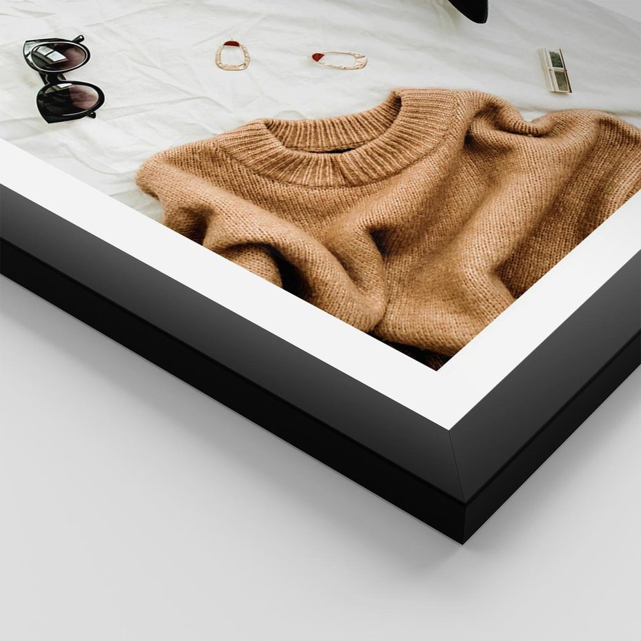 Plakat w ramie 50x70 - Styl i Klasyka - modowa fotografia, sweter - rama czarna