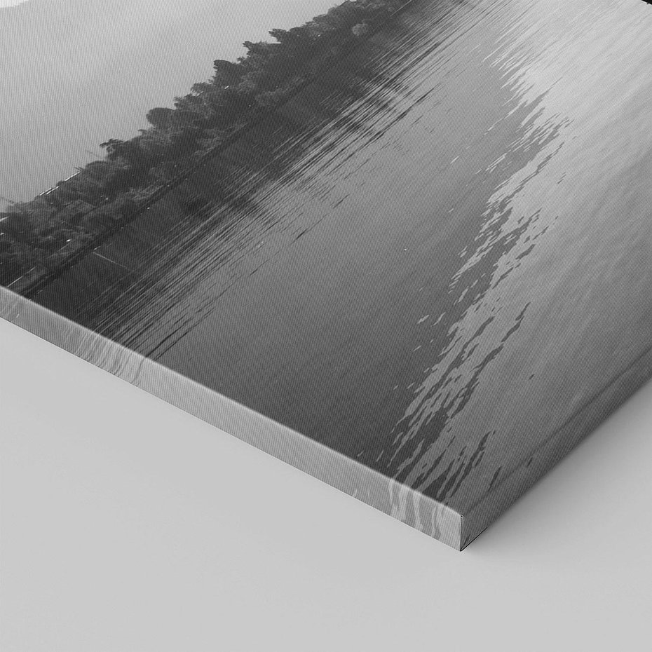 Obraz na płótnie 120x40 - Spokojna Przystań - czarno biała fotografia, drewniany pomost na jeziorze