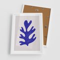 Plakat w ramie 50x70 - Przenikająca Struktura - boho plakat, niebieski liść w intensywnym kolorze - rama biała