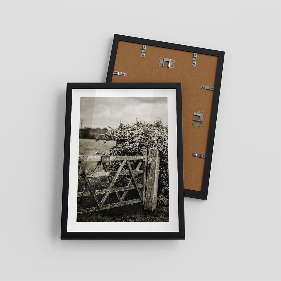 Plakat w ramie 30x40 - Wiejski Urok: Stary Płot i Kwitnący Krzew - rustykalne zdjęcie, stary płot - rama czarna