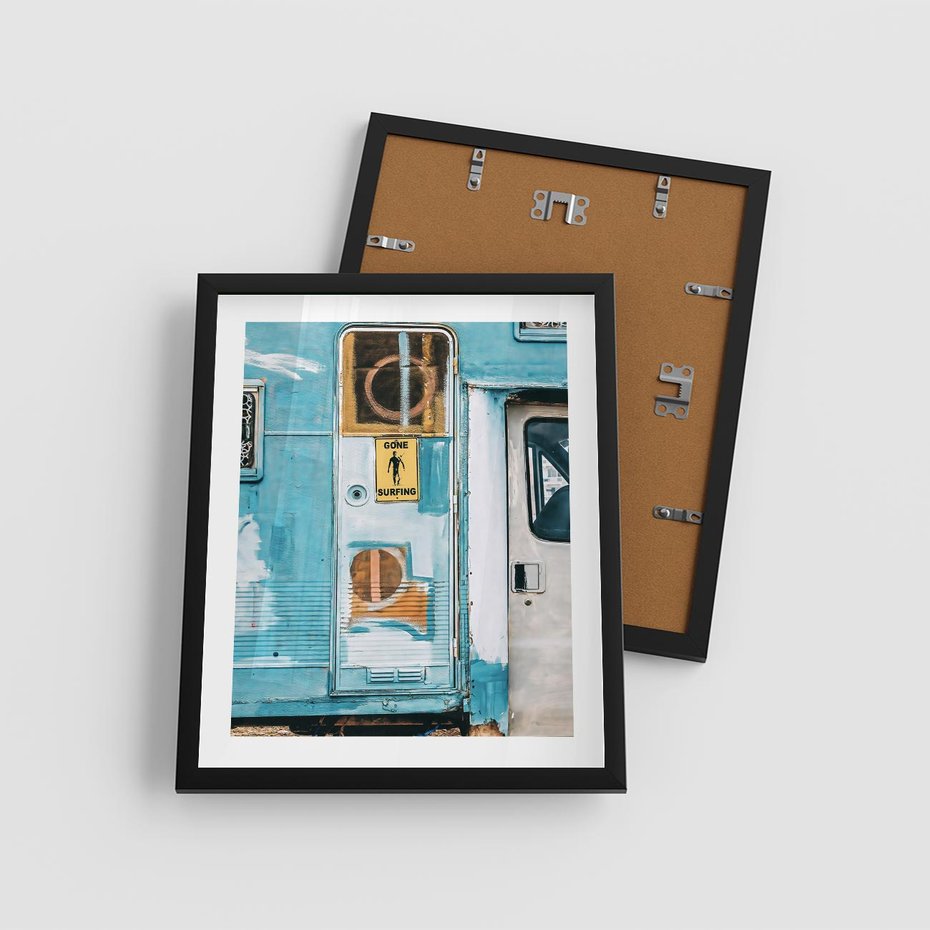 Plakat w ramie 40x50 - Nostalgiczna Podróż - stara przyczepa kempingowa, niebieskie kolory - rama czarna