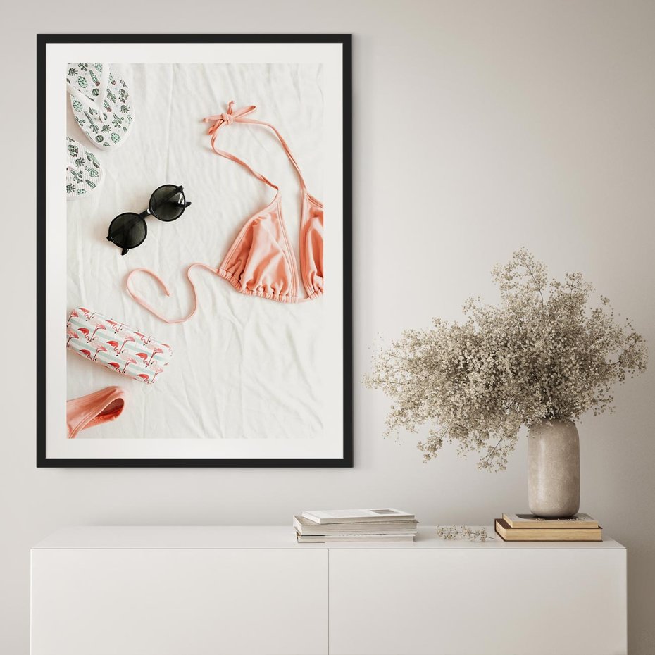 Plakat w ramie 30x40 - Letnia Elegancja na Plaży - kompozycja, elementy stroju na plażę - rama czarna