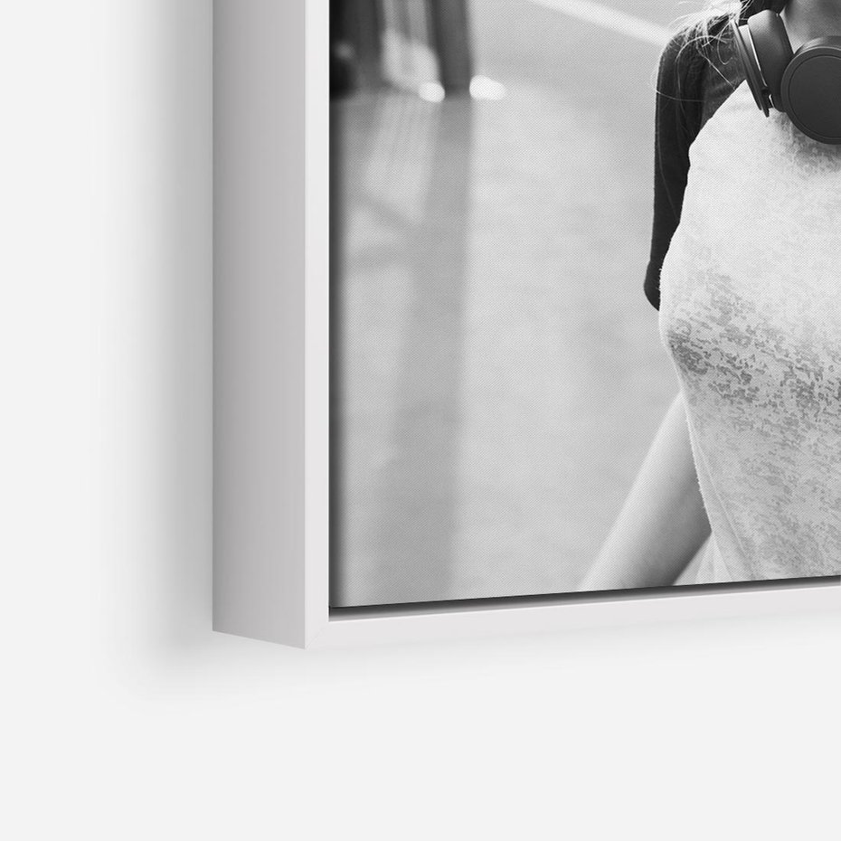 Obraz w ramie 80x80 - Letnia Młodość - nowoczesna fotografia, czarno biała - rama biała